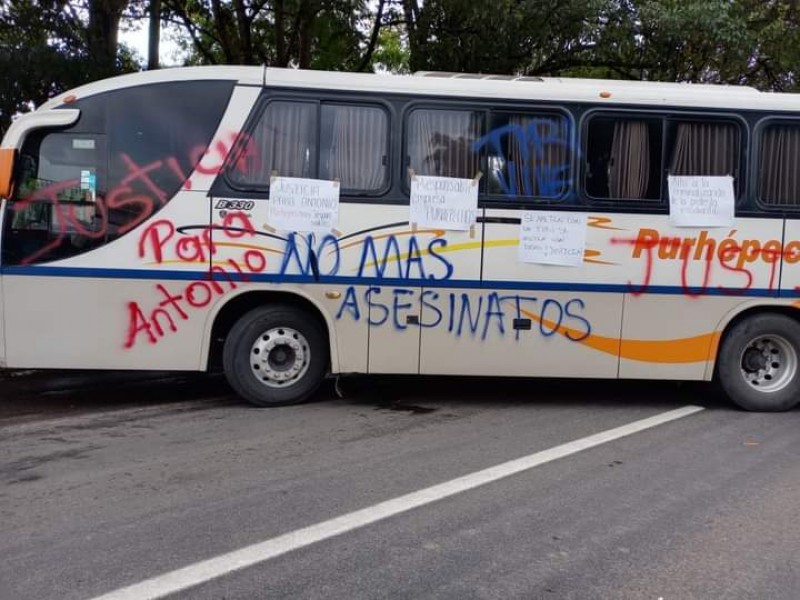 Bloquean maestros acceso a Uruapan en apoyo a normalistas