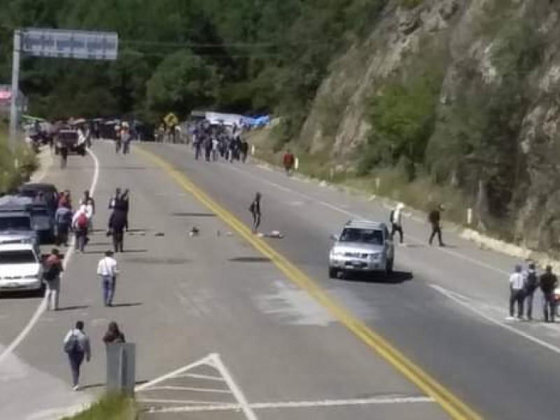 Maestros indígenas bloquean autopista San Cristóbal