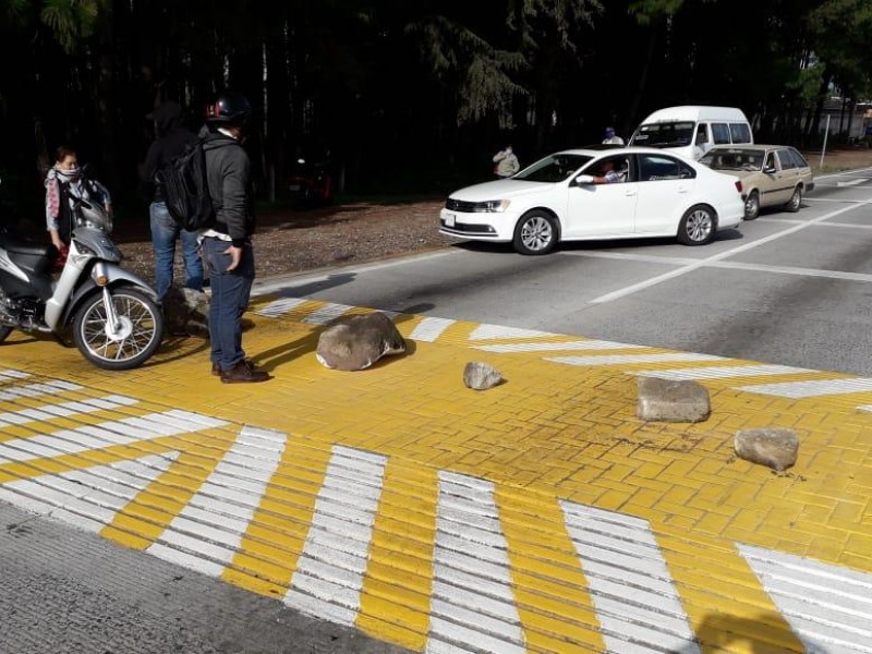 Bloquean maestros carreteras en Michoacán