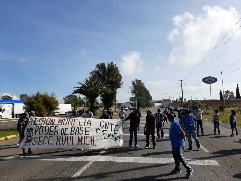 Bloquean maestros carreteras estatales ante pagos atrasados