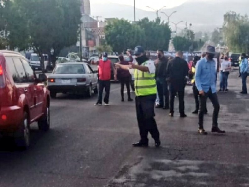 Bloquean maestros el Periférico en exigencia de sus quincenas