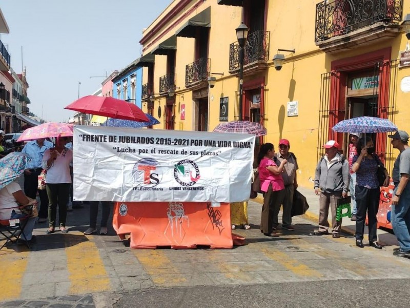 Bloquean maestros jubilados; exigen derechos adicionales a dirigencia estatal