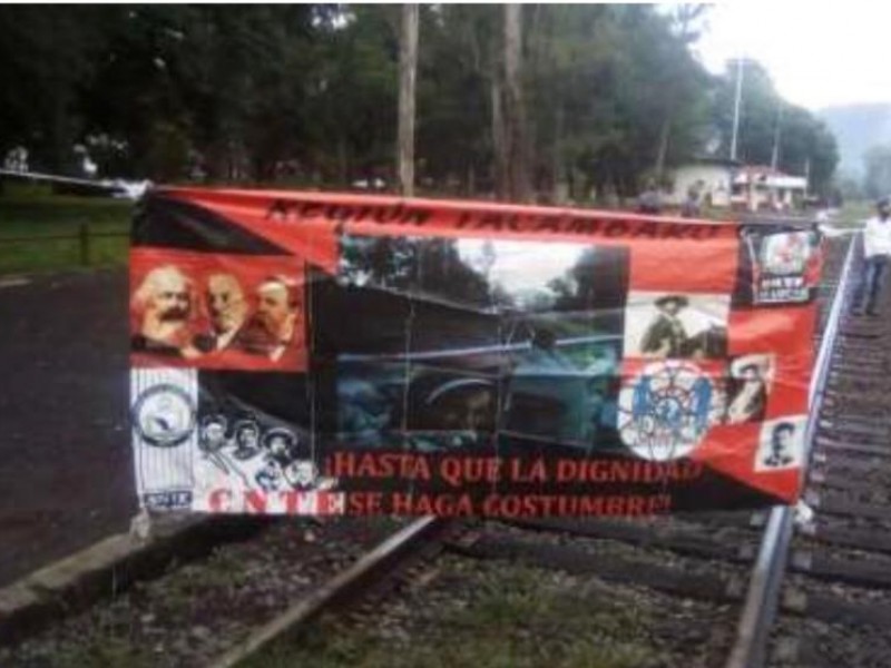 Bloquean maestros las vías del tren