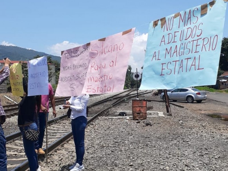 Bloquean maestros vías férreas y carreteras; exigen pagos