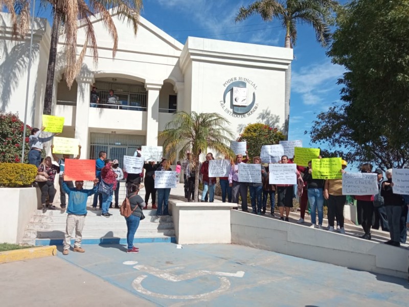 Bloquean manifestantes juzgado de Navojoa