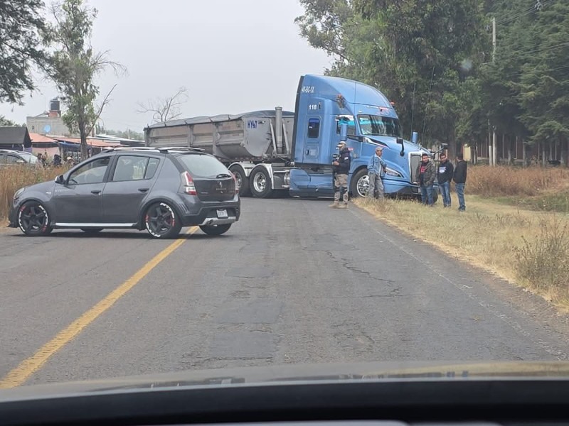 Bloquean Morelia–Quiroga tras muerte de joven por bala perdida