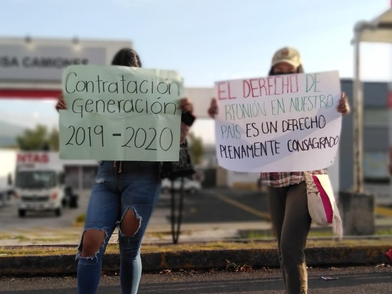 Bloquean normalistas avenida Periodismo; exigen plazas