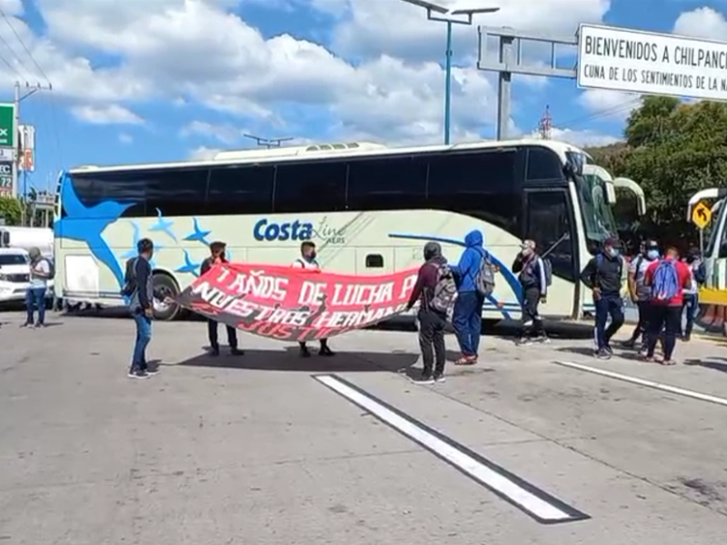 Bloquean normalistas de Ayotzinapa la Autopista del Sol