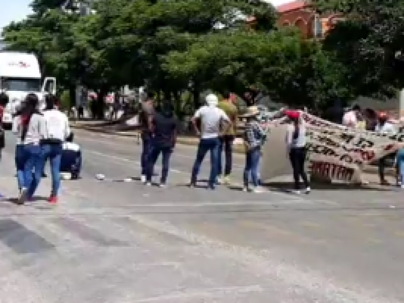 Bloquean normalistas de la Escuela Normal Rural Mactumatzá exigen plazas