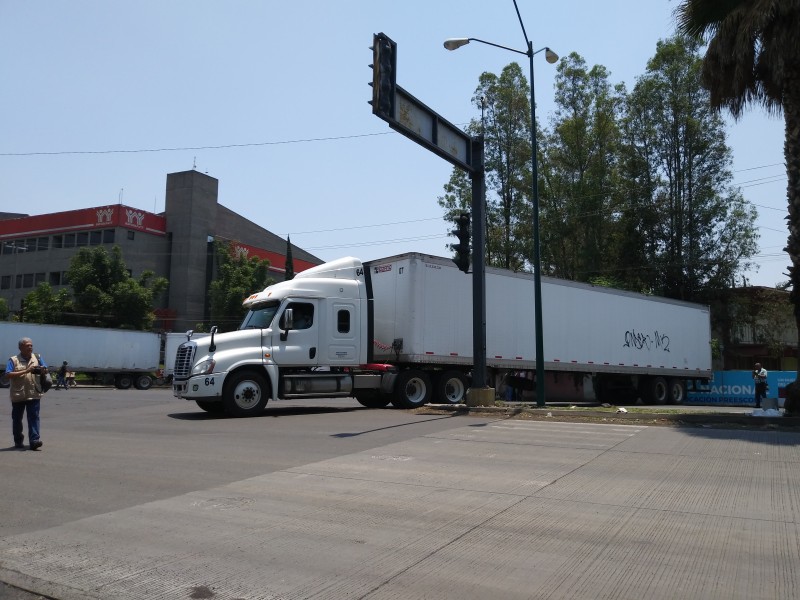 Bloquean normalistas paso en Periférico en Morelia