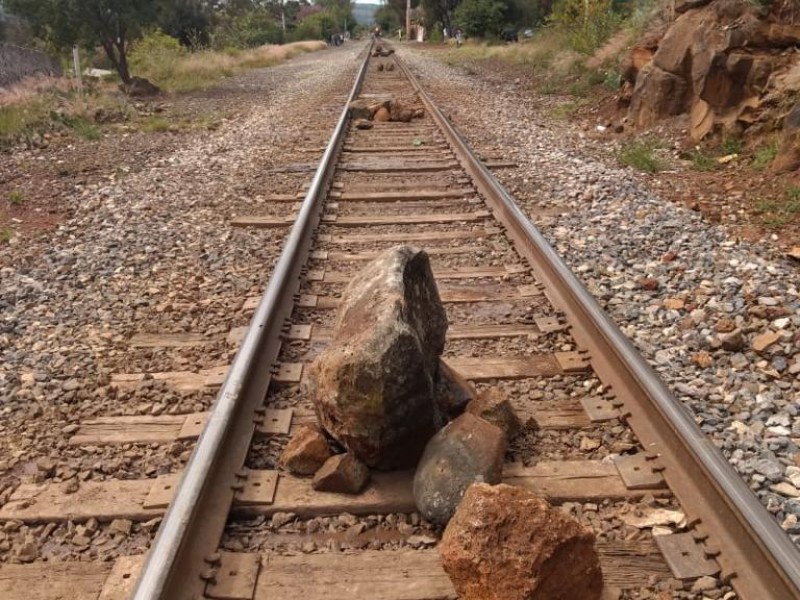 Bloquean normalistas vías del tren en Michoacán