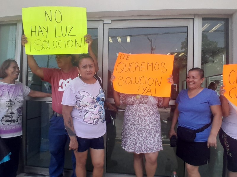 Bloquean oficinas de CFE por falta de luz