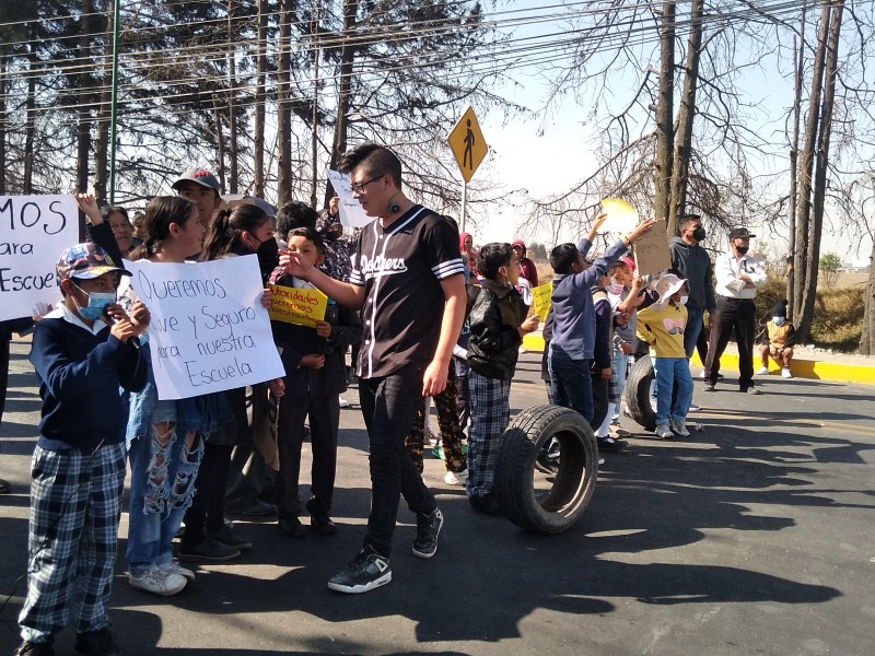 Bloquean padres de familia Avenida de las Partidas