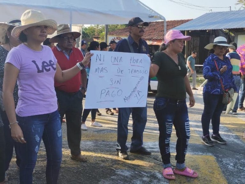 Bloquean padres la Acapulco-Zihuatanejo en Técpan por nombramientos