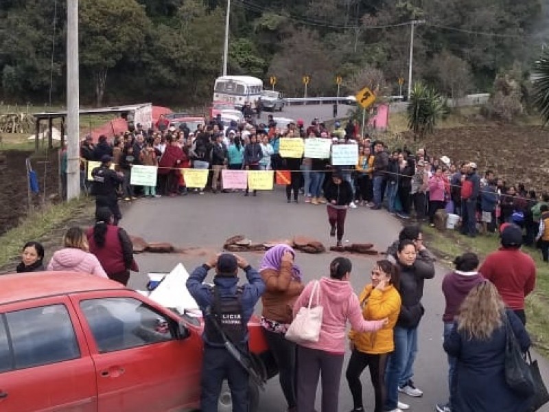 Bloquean para exigir aulas de primaria, en Tlacolulan