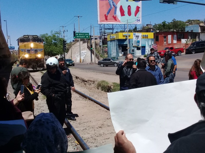 Bloquean paso del tren por altas tarifas CFE