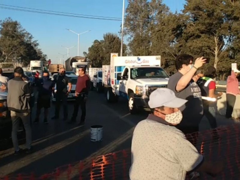 Bloquean Periférico por inconformidad con obra vial en avenida Inglaterra