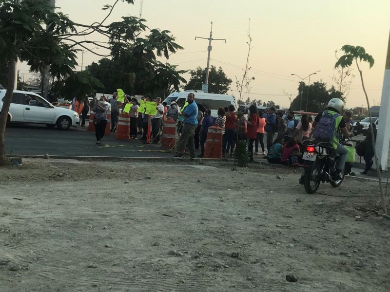 Bloquean Periférico para exigir agua en colonia Tabachines de Zapopan