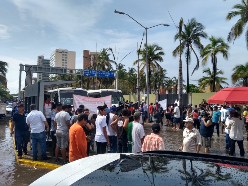 Bloquean pescadores la Camarón Sábalo