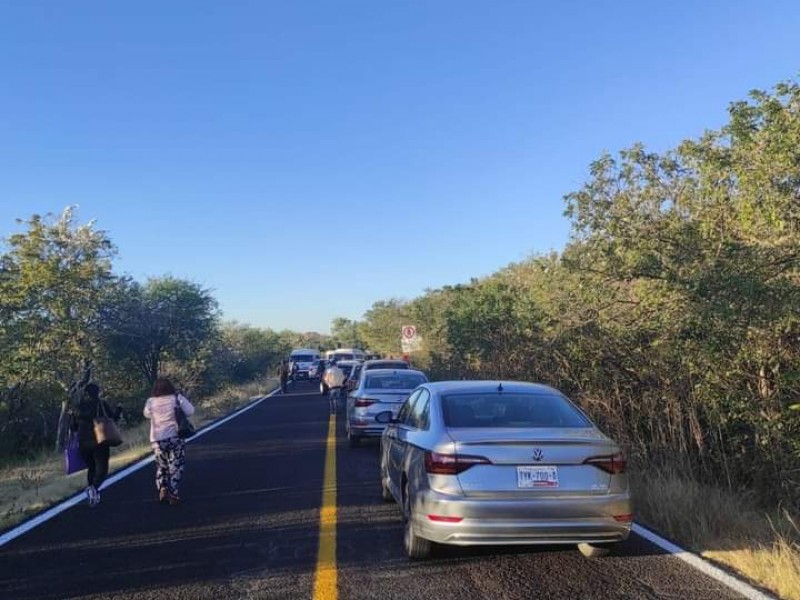 Bloquean pobladores de Ahuehuetitla carretera México-Oaxaca