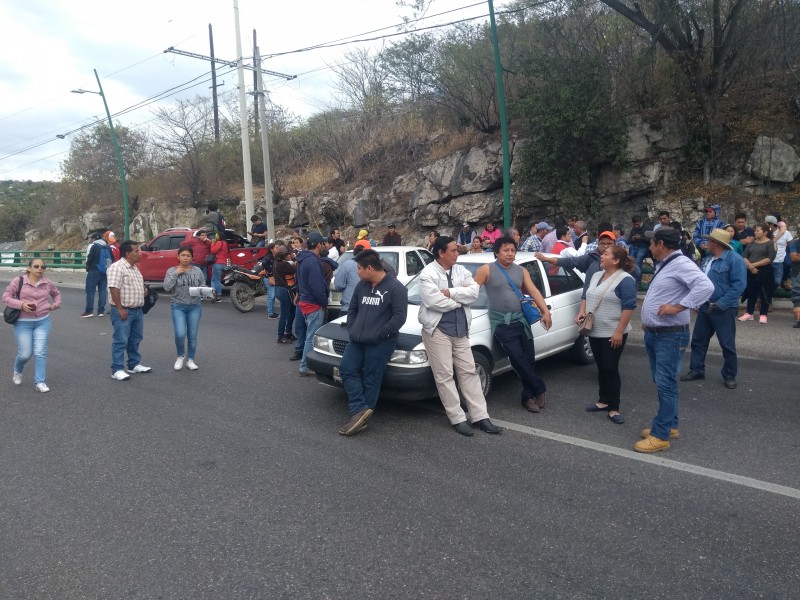 Bloquean puente Belisario Domínguez