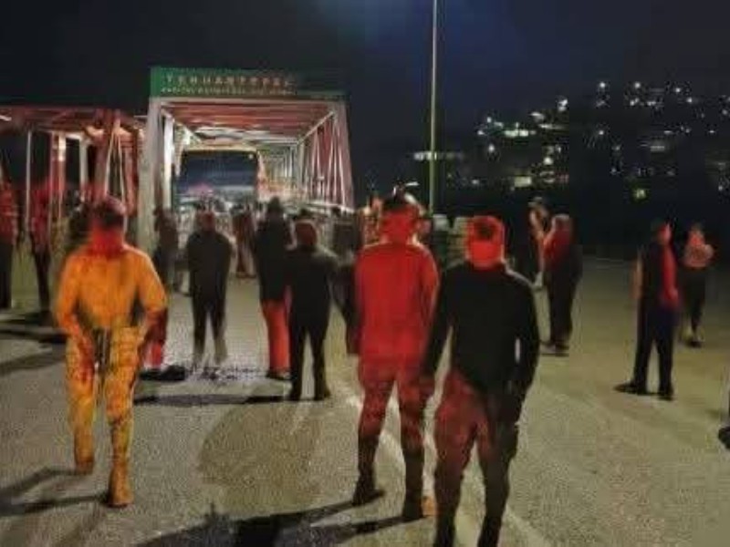 Bloquean Puente de Fierro en Tehuantepec por falta de luz