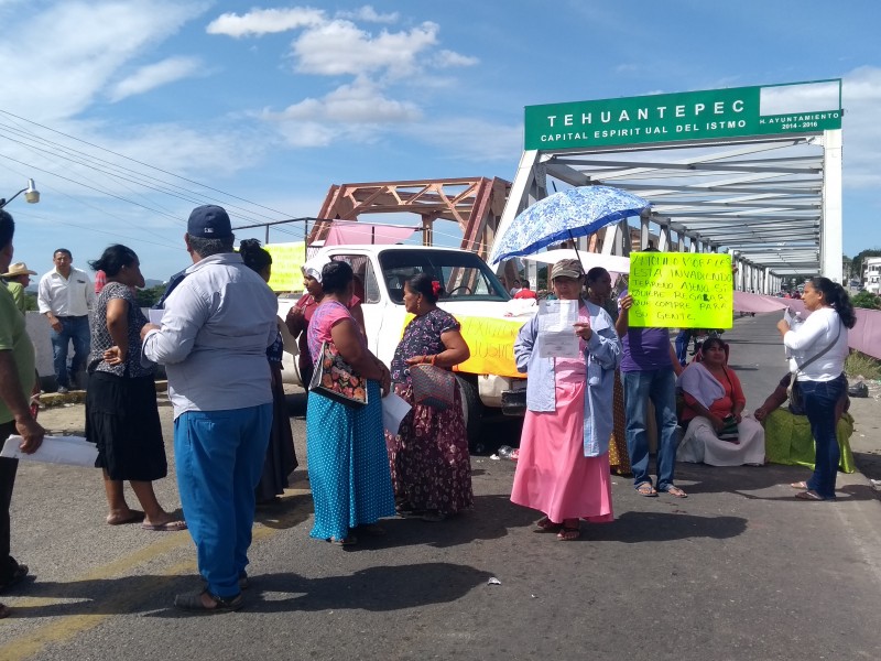 Bloquean puente de fierro por despojo de terrenos