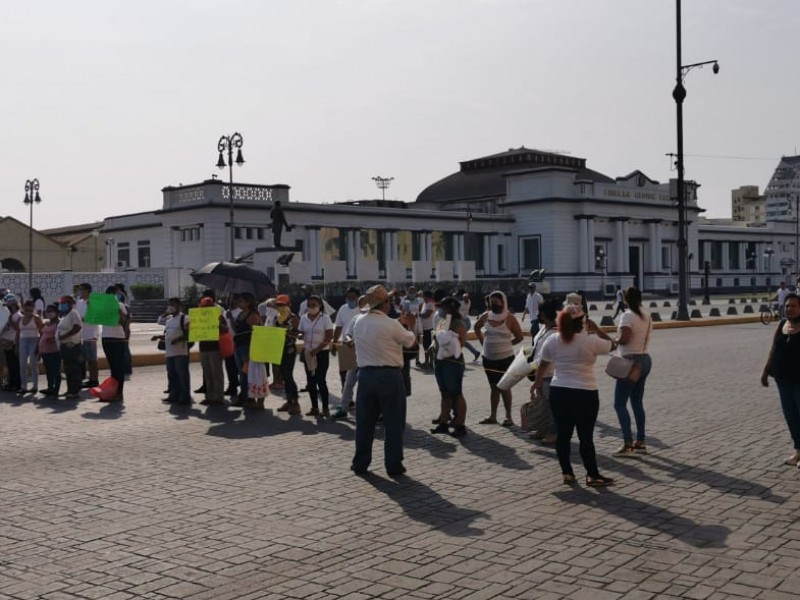 Bloquean puente Morelos para exigir despensas