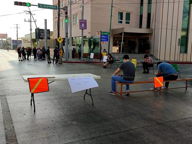 Bloquean quinta norte ante la falta de docentes