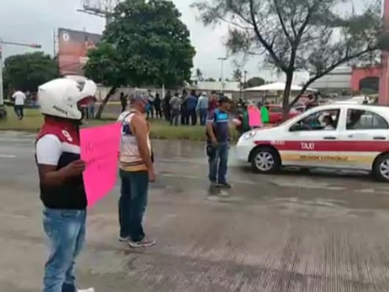 Bloquean Rafael Cuervo al norte de Veracruz