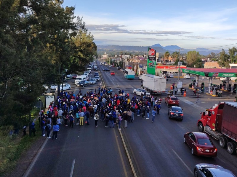 Bloquean salida a Pátzcuaro; exigen pagos en Poder Judicial