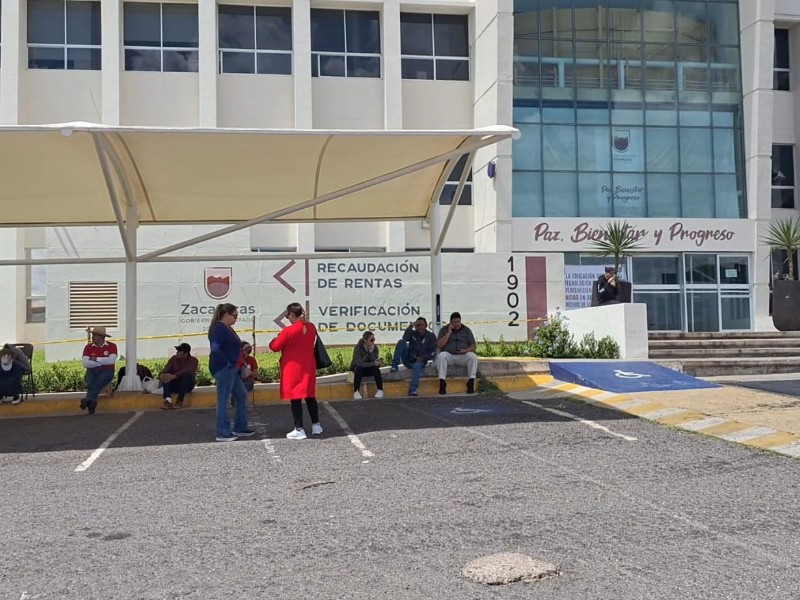 Bloquean sindicalizados acceso a la Ciudad Administrativa por no liberación de plazas