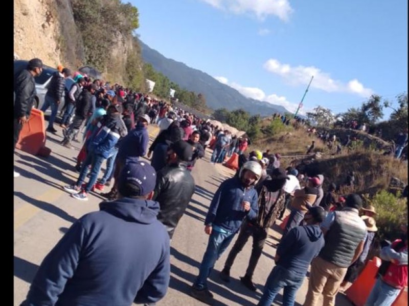 Bloquean  Super carretera San Cristóbal-Tuxtla Gutiérrez