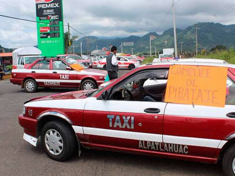 Bloquean taxistas Carretera Fortín - Xalapa.