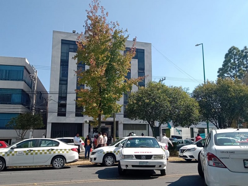 Bloquean taxistas vialidades de Toluca