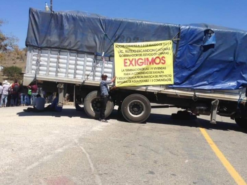 Bloquean tramo carretero Bochil-Soyaló, piden trabajos de reconstrucción