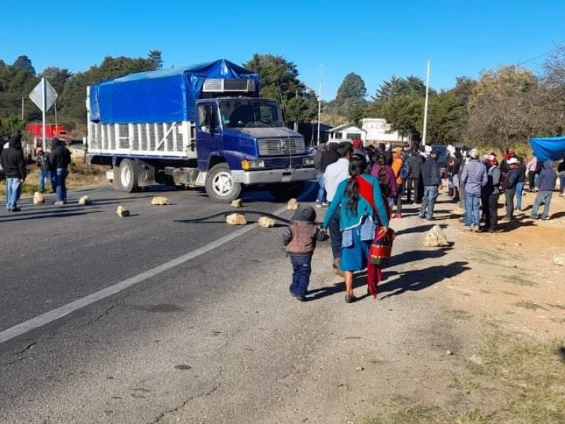 Bloquean tramo carretero en Teopisca