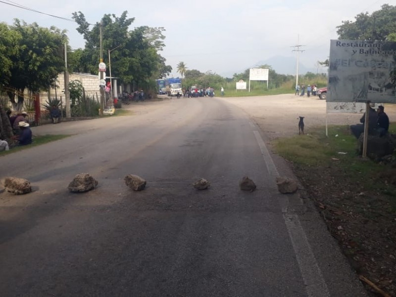 Bloquean tramo carretero en Venustiano Carranza en demanda de maestros