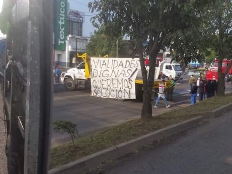 Bloquean tramo carretero Morelia-Quiroga 