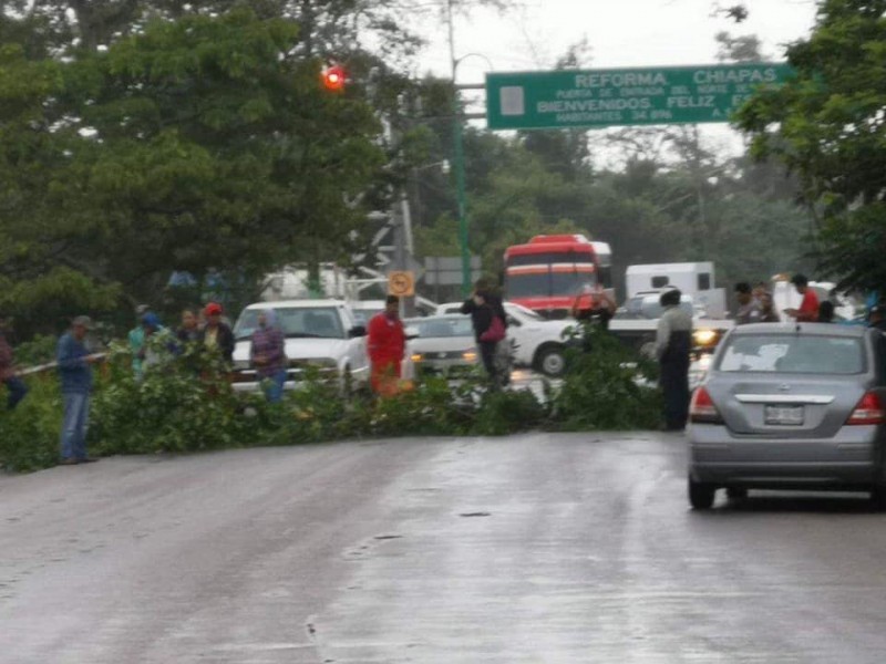 Bloquean tramo carretero Reforma-Villahermosa