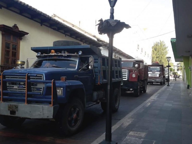 Bloquean transportistas centro de Comitán