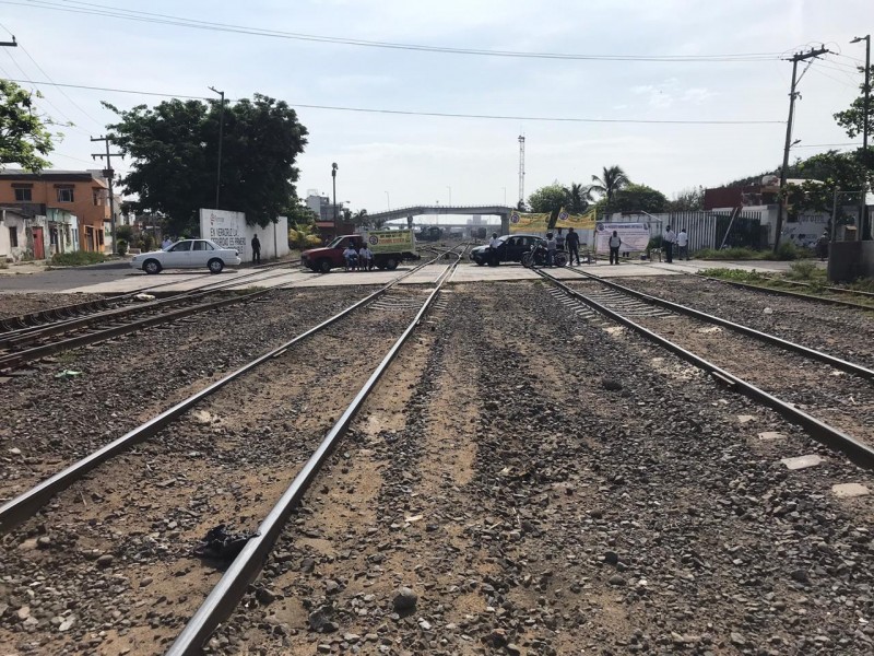 Bloquean transportistas diversos puntos de Veracruz