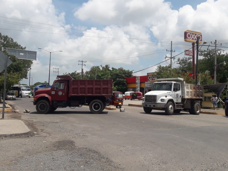 Bloquean transportistas en Juchitán