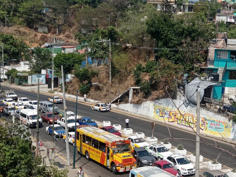 Transportistas y comerciantes paralizan Acapulco: piden salida del Ejército