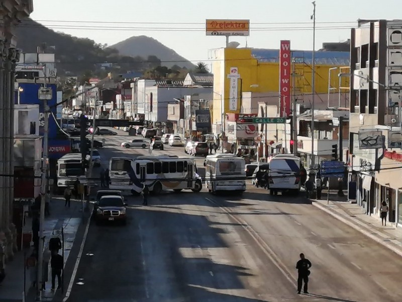 Bloquean transportistas la Serdán