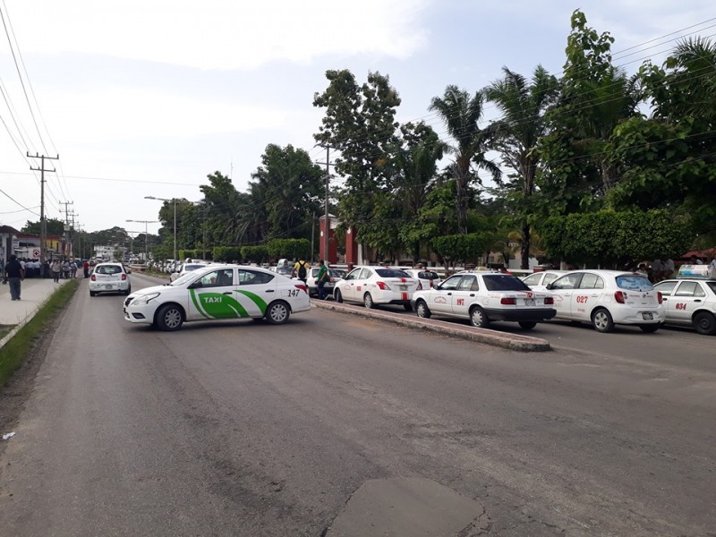 Bloquean transportistas vías de comunicación en Palenque