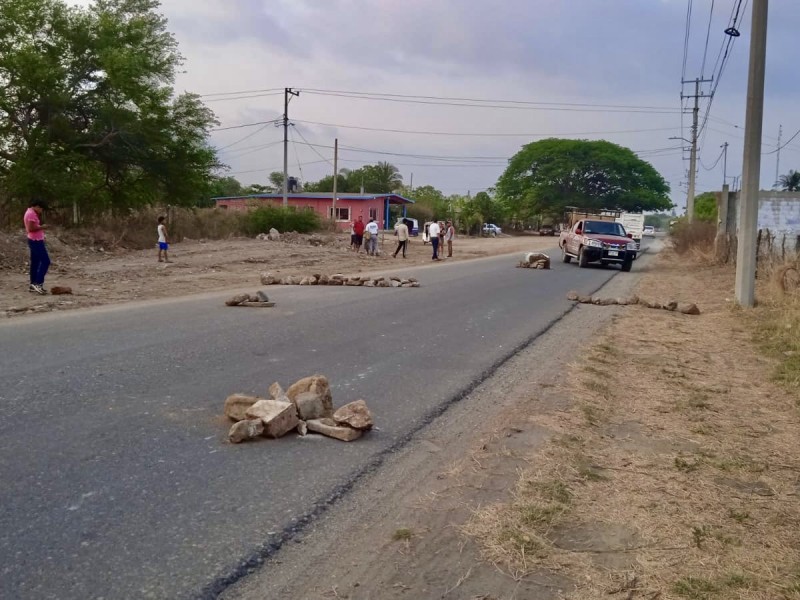 Bloquean Unión Hidalgo; denuncian depósito de cascajo en zona ecológica