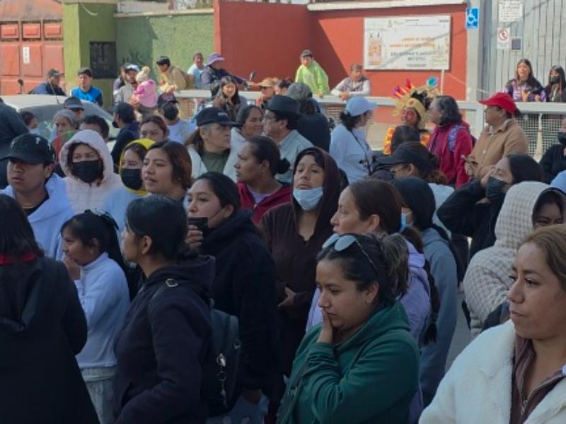 Bloquean vialidad en Metepec, acusan abuso en primaria