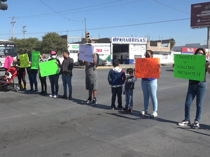 Bloquean vialidad para exigir cierre de recicladora