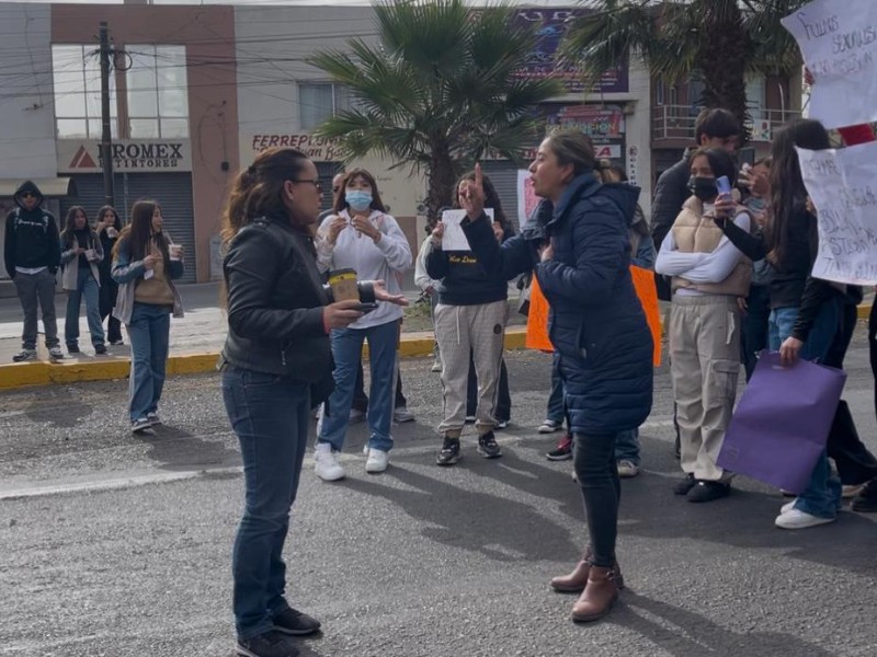 Bloquean vialidad para exigir justicia por difusión de imágenes sexuales en secundaria